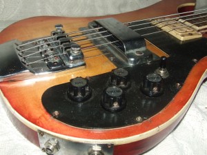 Guitarra Baixo Rickenbaker restaurado (3)